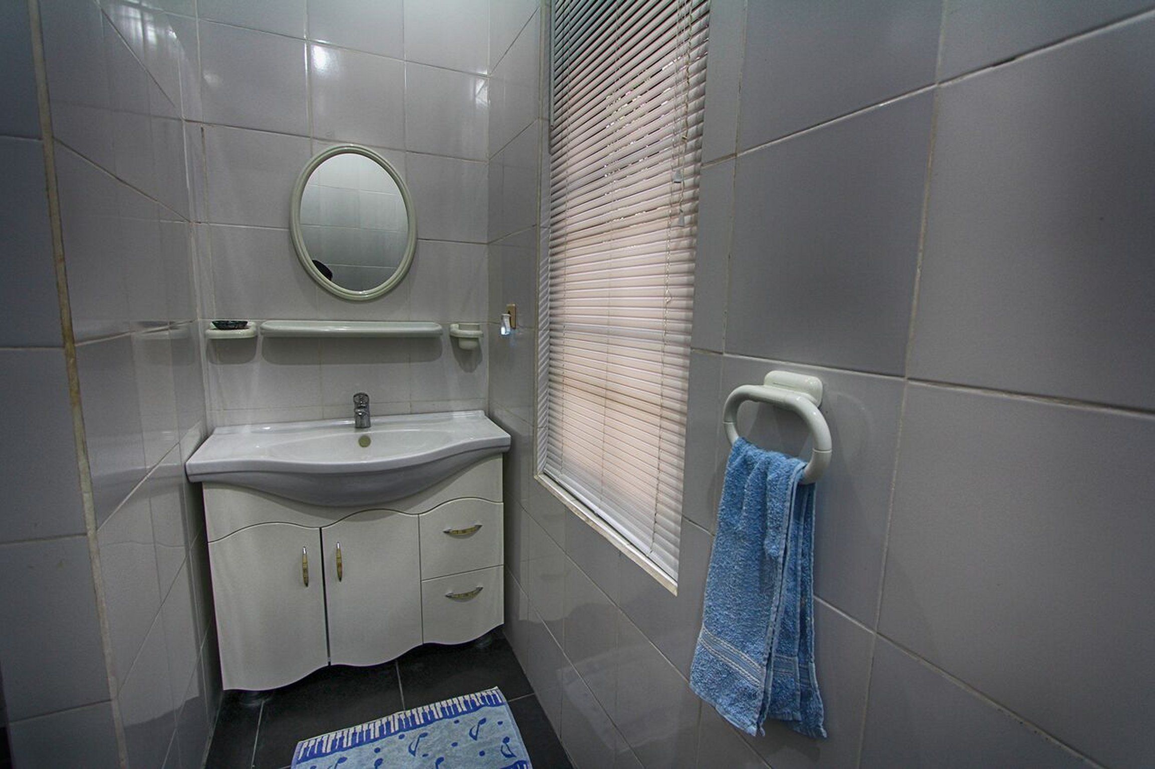 deluxe bungalow | bathroom | shower, towels