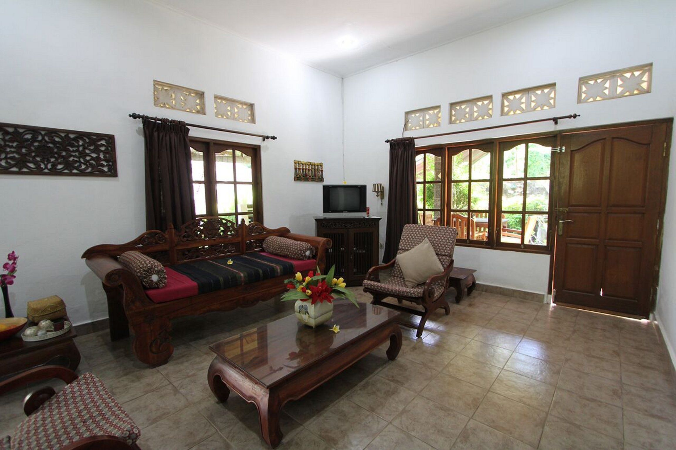 bungalow | living room | flat-screen tv