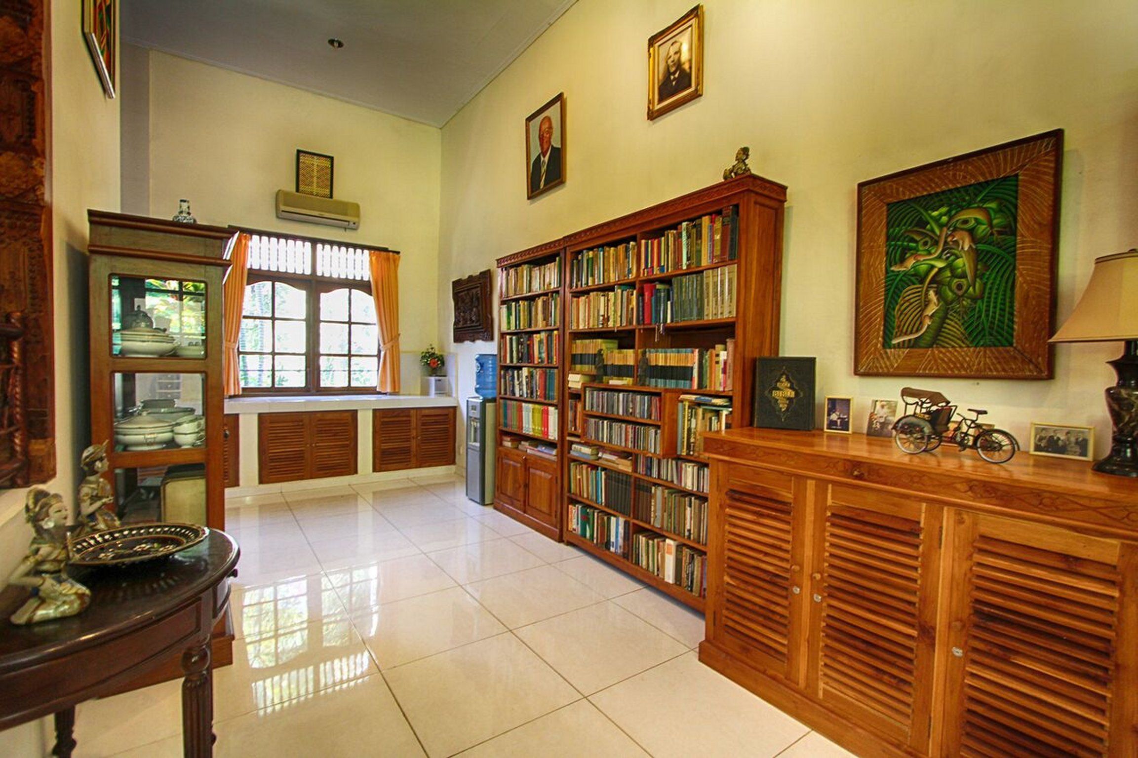 bungalow 8 | minibar, in-room safe, free wifi, bed sheets