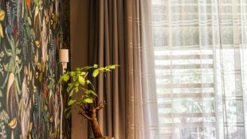 Suite | Living area | 42-inch LCD TV with cable channels, TV