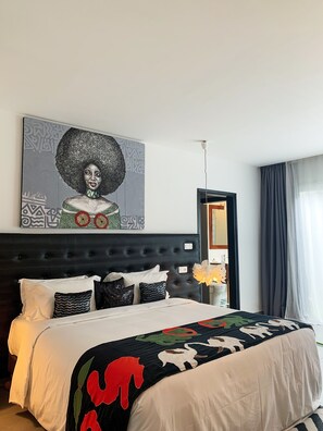 Suite | Minibar, individually decorated, desk, laptop workspace - Hôtel Particulier (Abidjan)
