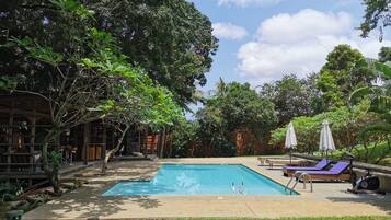 Outdoor pool, pool umbrellas, sun loungers