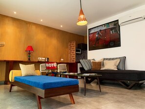 Suite | Living area | 42-inch LCD TV with cable channels, TV - Hôtel Particulier (Abidjan)