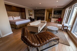 Ropa de cama de alta calidad y caja de seguridad en la habitación 