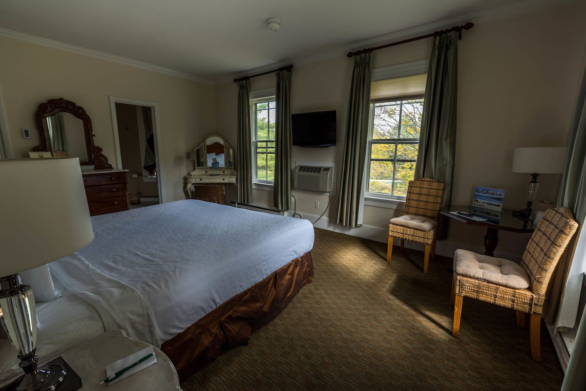 Luxe beddengoed, een kluis op de kamer, een bureau, geluiddichte muren
