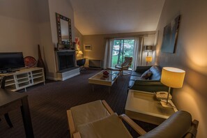 Flat-screen TV - Interlaken Inn & Resort (Lakeville)