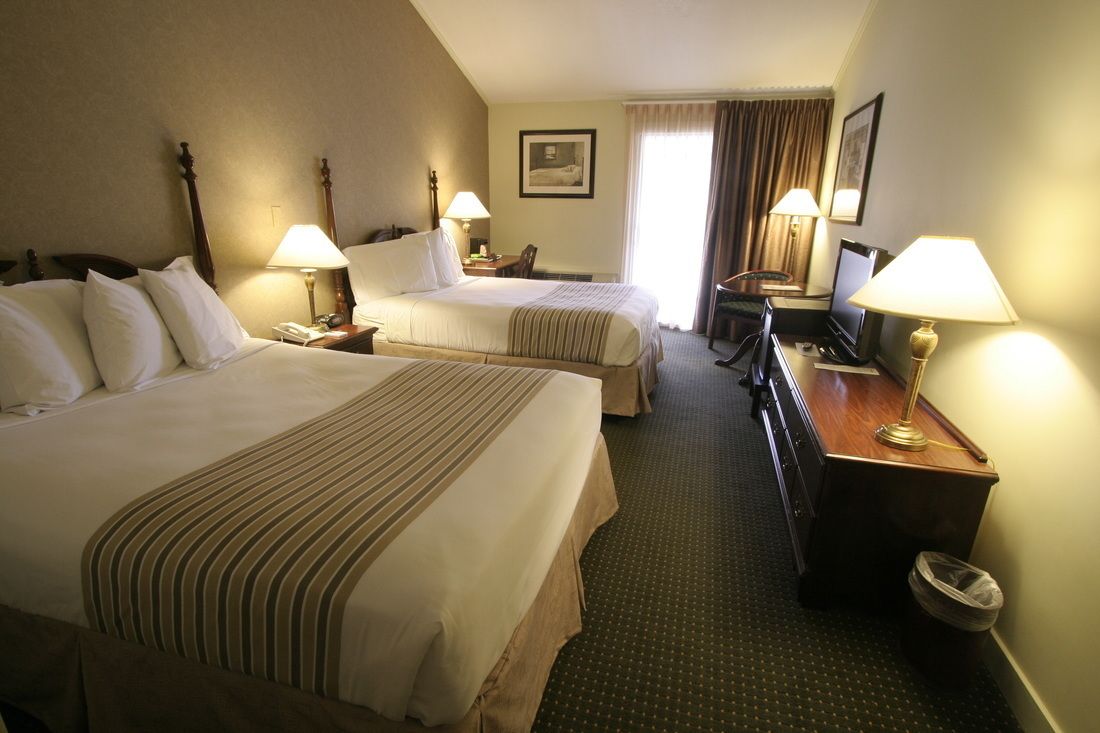 Ropa de cama de alta calidad y caja de seguridad en la habitación 