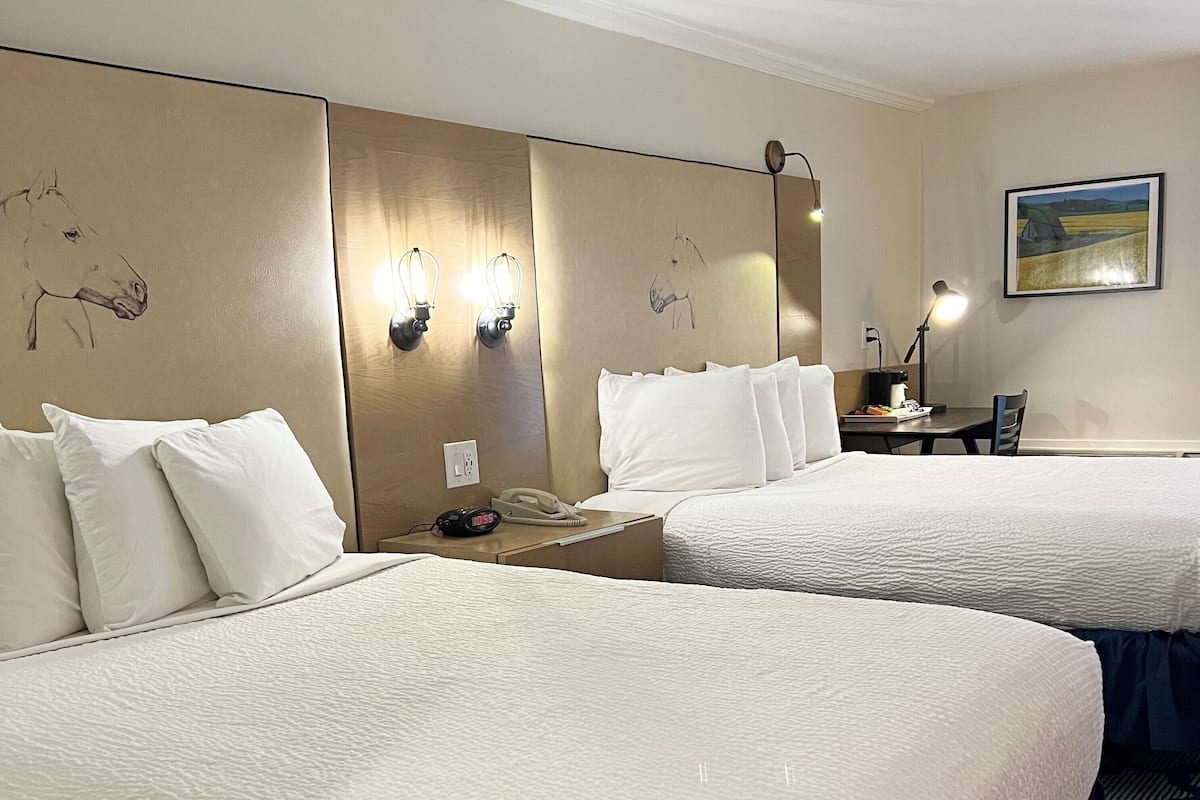 Kamer, op benedenverdieping (Main Building) | Luxe beddengoed, een kluis op de kamer, een bureau, geluiddichte muren