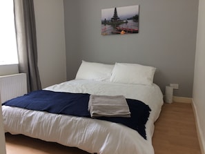 Leilighet, 1 soverom | 1 soverom, sengetøy av topp kvalitet, skrivebord og strykejern/-brett