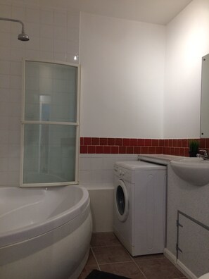 Apartment, 1 Bedroom | Bathroom | Separate bathtub and shower, free toiletries, hair dryer, towels