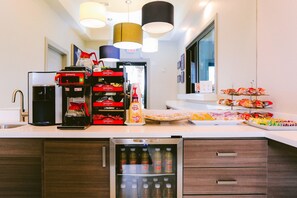 Free continental breakfast - Palace Inn Blue US 59 & Gessner (Houston)