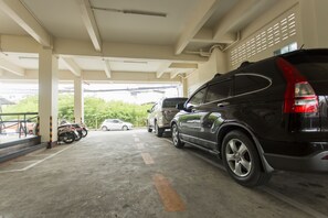 Free self-parking - Kulasab Hotel (Hat Yai)