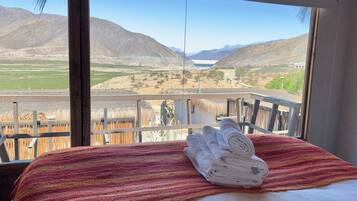 Cortinas blackout, berços grátis, Wi-Fi de cortesia, roupa de cama