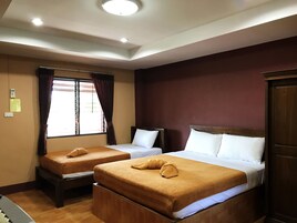 Escritorio, wifi gratis y ropa de cama 