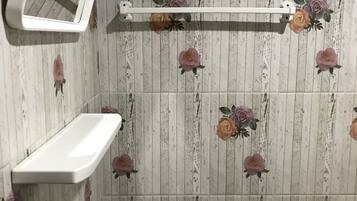 Dusche, kostenlose Toilettenartikel, Bidet, Handtücher