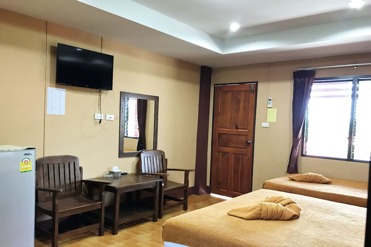 Standard Triple Room | Desk, free WiFi, bed sheets