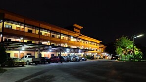 Un hôtel à plusieurs étages doté d’un parking couvert.