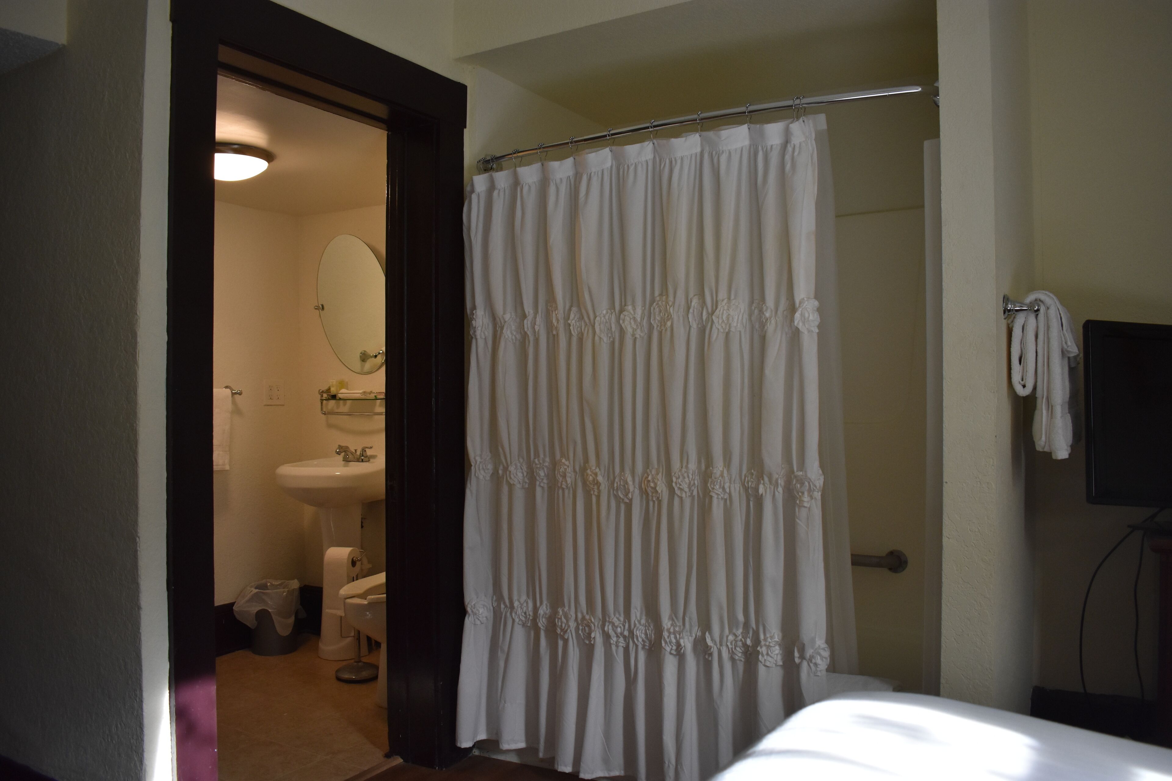 room, 1 queen bed, non smoking | premium bedding, pillow-top beds, individually decorated