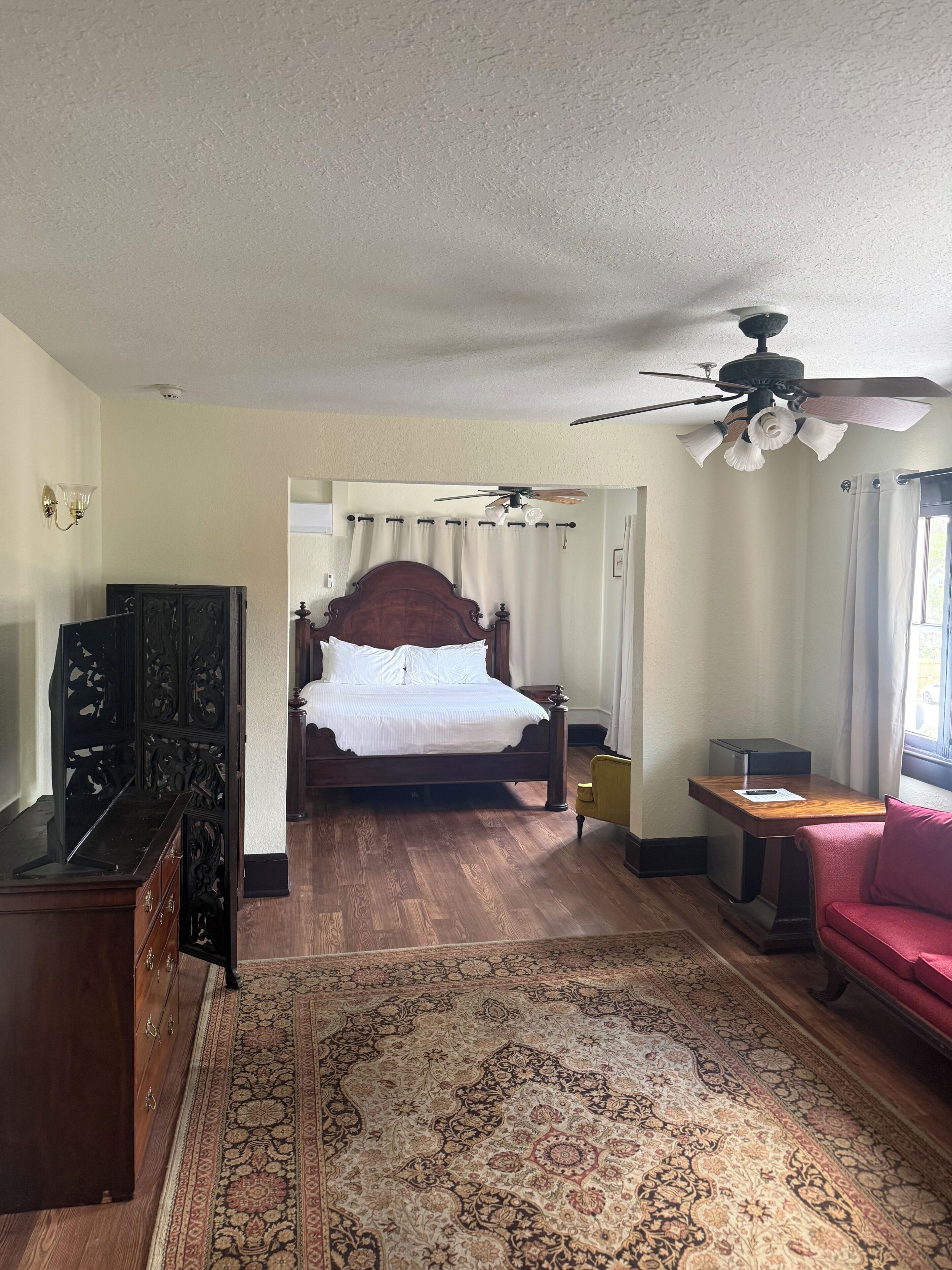 Quarto superluxo, para não fumantes, geladeira | Roupas de cama premium, camas com colchões pillow-top