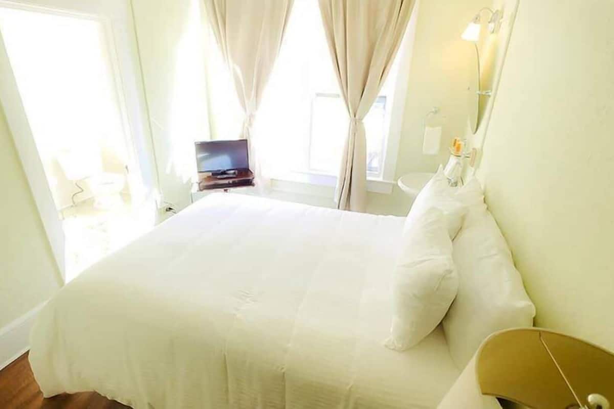 Premium bedding, pillowtop beds, iron/ironing board, WiFi (free)