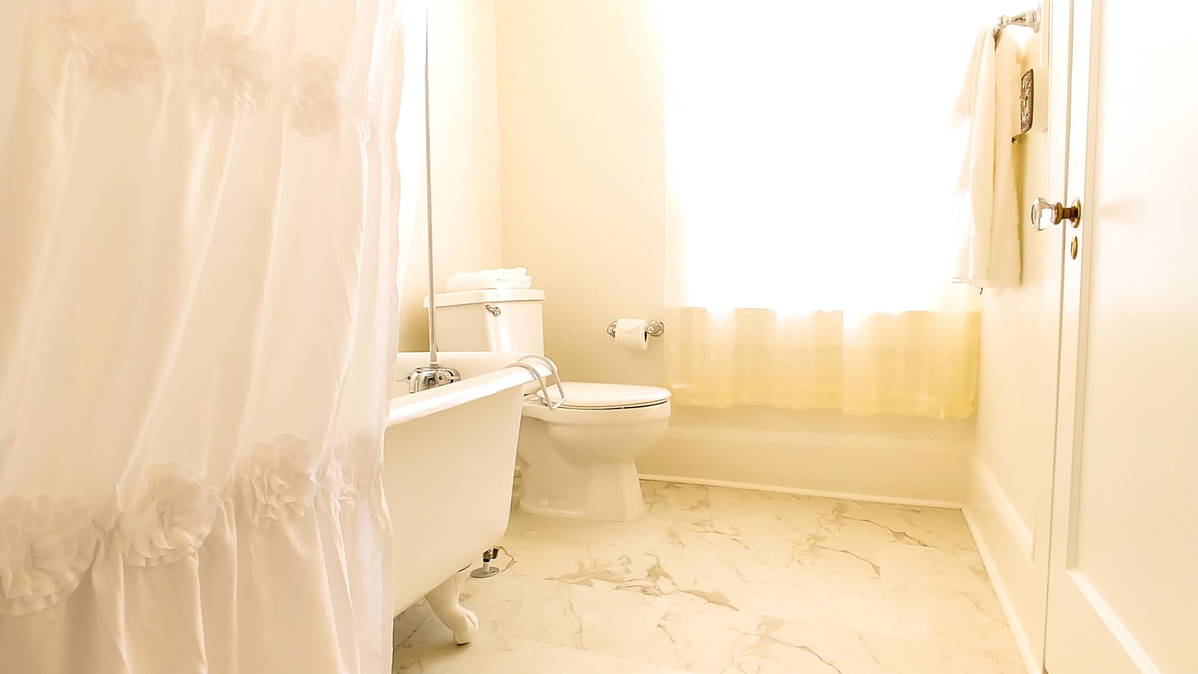 suite, 1 king bed, non smoking | bathroom | free toiletries, hair dryer, towels