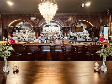 Bar (na propriedade). The DeLand Hotel