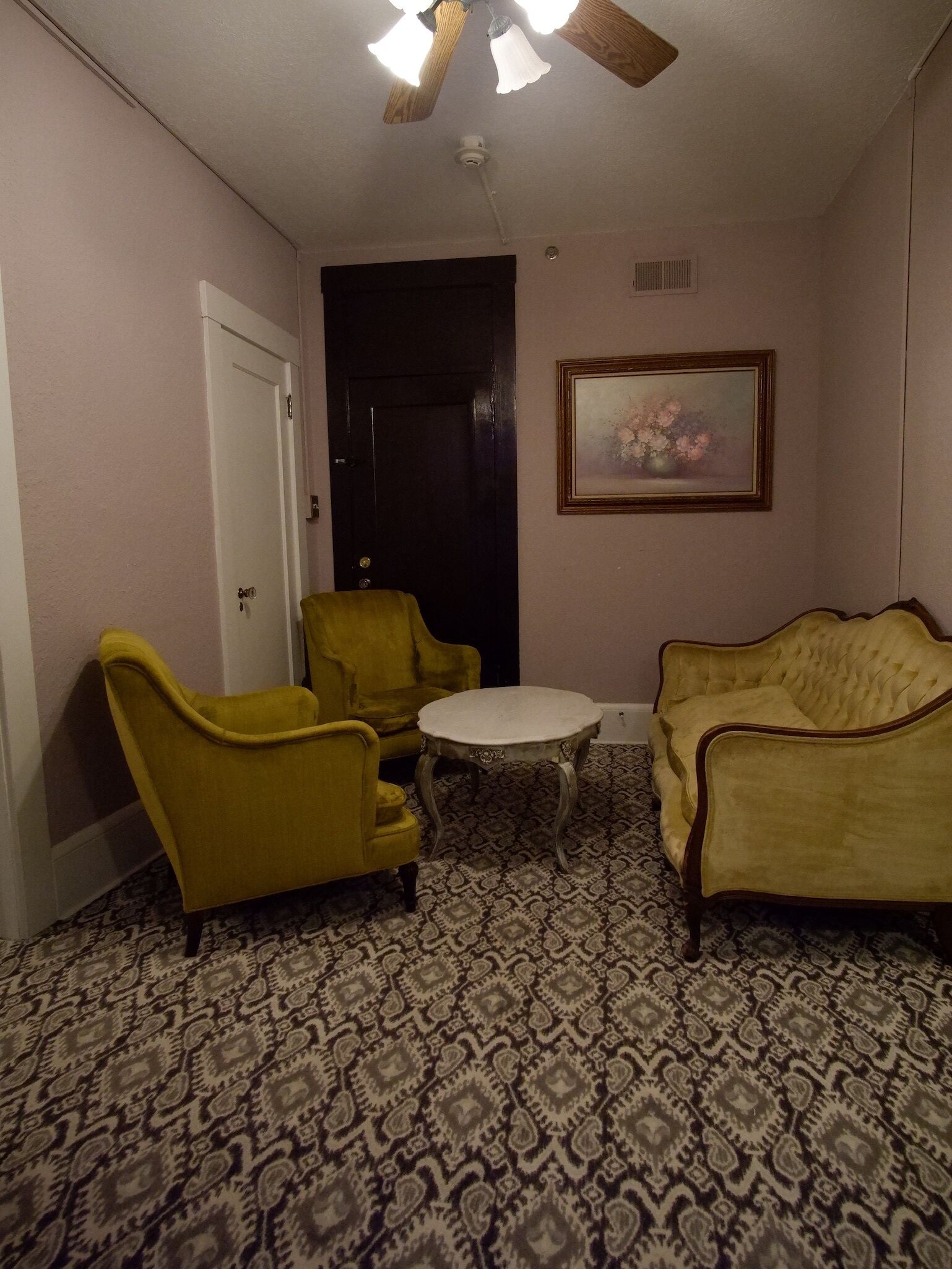 suite, 1 king bed, non smoking | living area | 32-inch tv with digital channels, ipod dock, mp3 dock