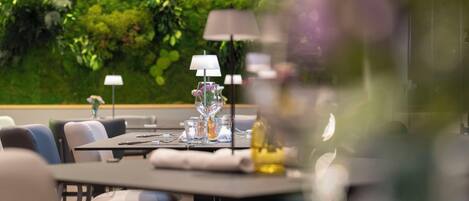 Déjeuner et dîner servis sur place, spécialités Cuisine italienne