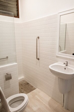 3-Bedrooms Comfort House | Bathroom | Shower, hair dryer, slippers, towels - Banrublom (Rayong)