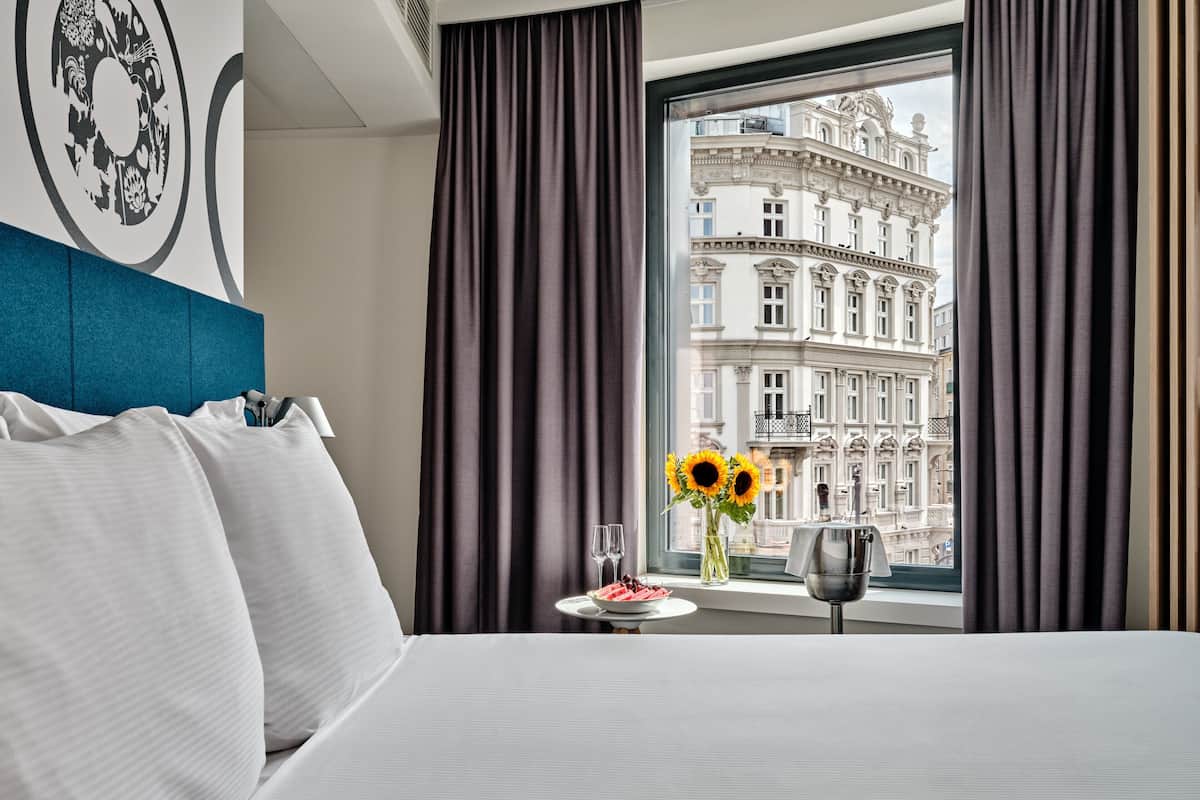 suite, 1 king bed, city view | 1 bedroom, hypo-allergenic bedding, in-room safe, desk