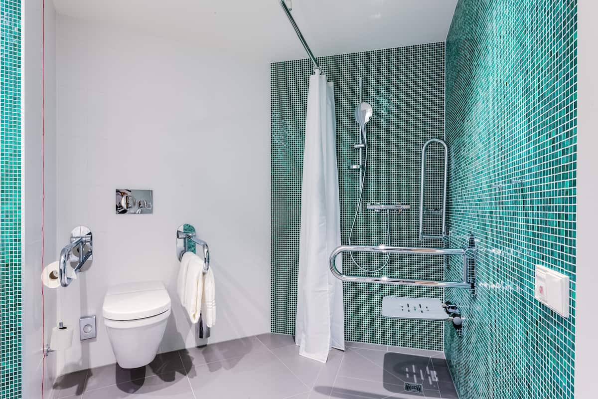 Standard Room, 1 Queen Bed, Accessible | Bathroom | Free toiletries, hair dryer, towels