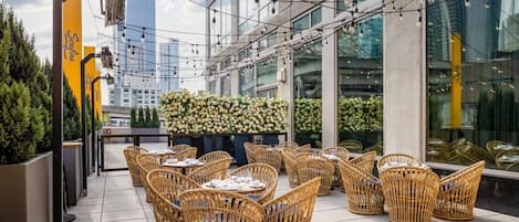 Abendessen, italienische Küche, Speisen im Freien