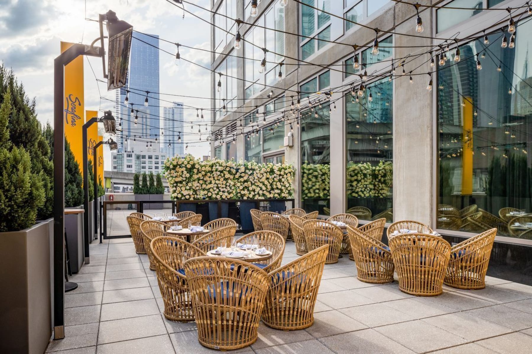 Se sirven cenas y cocina italiana; con mesas al aire libre