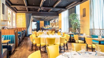 Middag serveres, italienske retter, uteservering