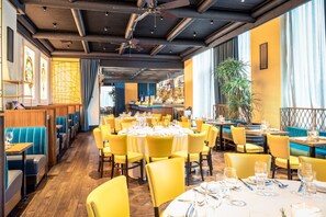 Dinner served, Italian cuisine, alfresco dining 