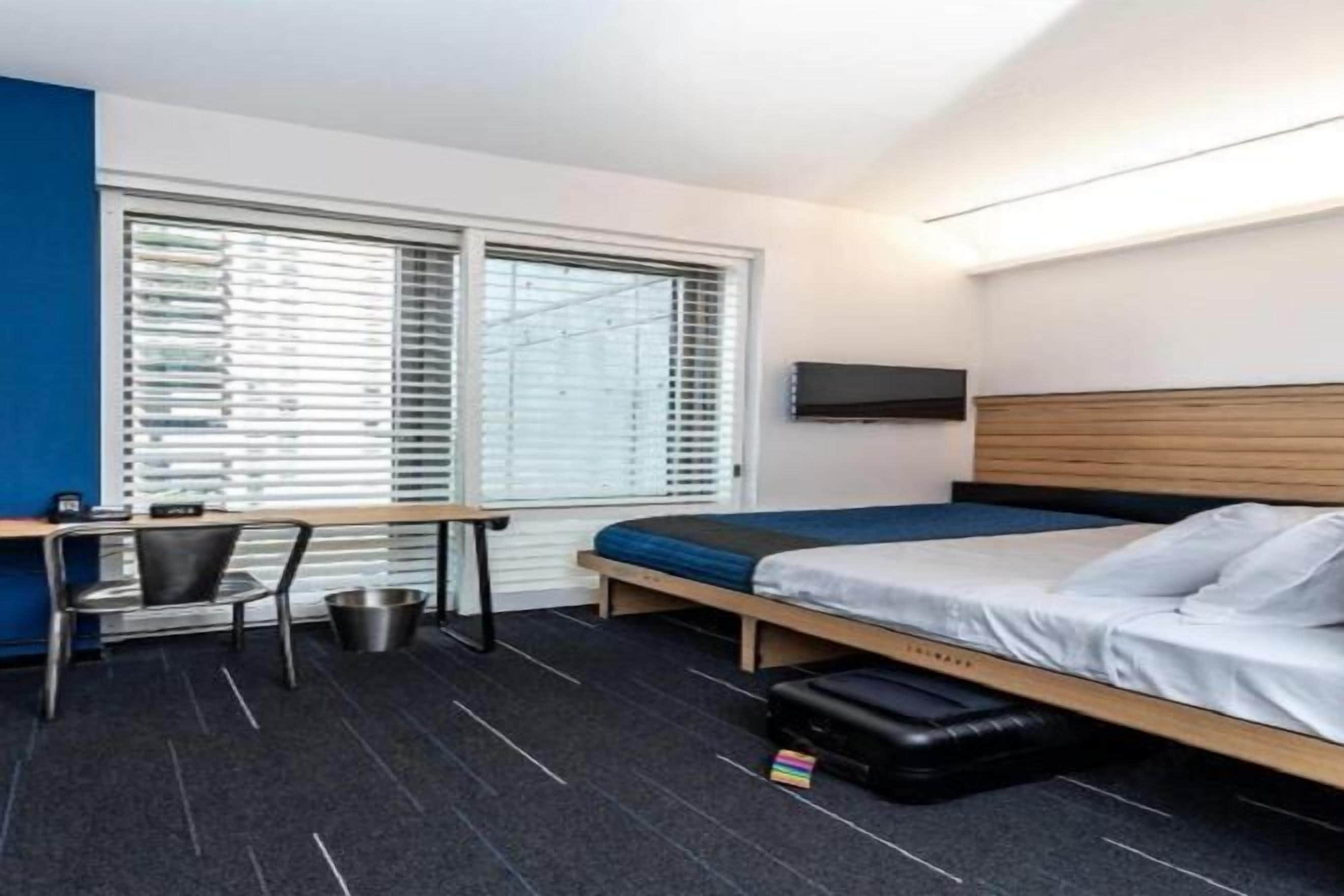 Caja de seguridad en la habitación y escritorio 