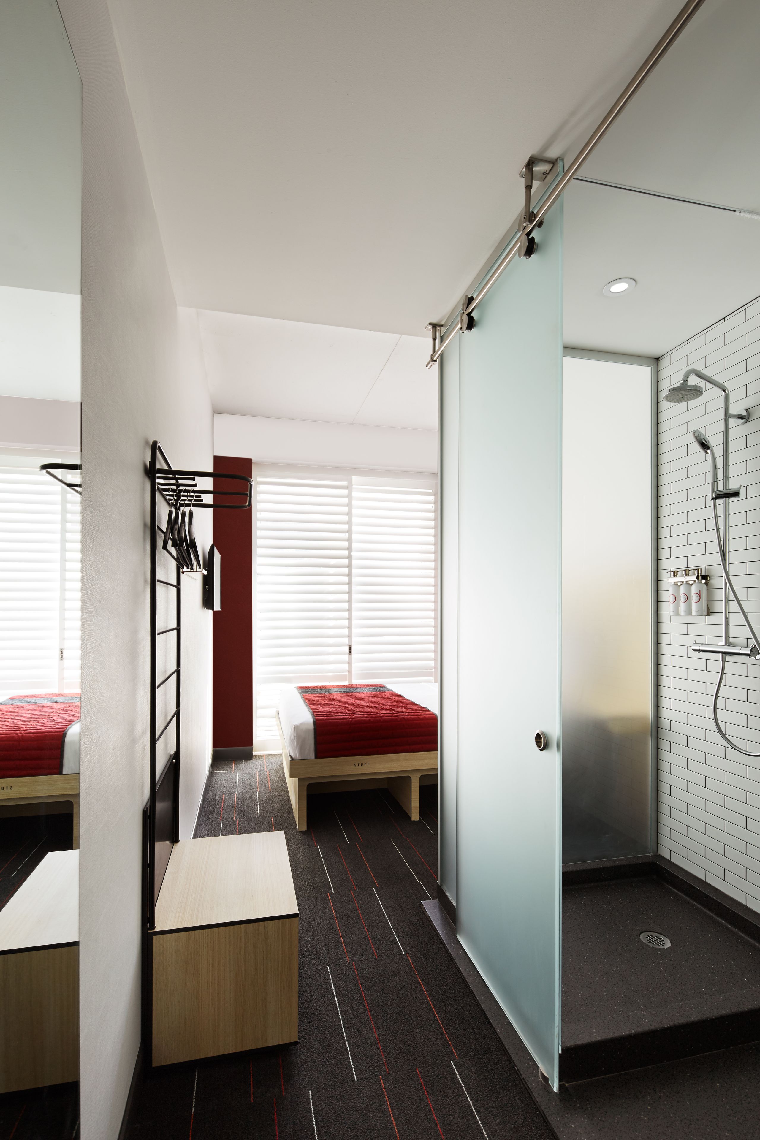 客房內保險箱、書桌、熨斗/熨衣板、無線上網