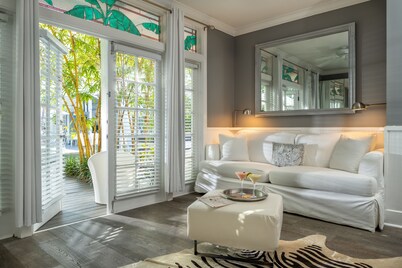  Alexanders Guesthouse - Adult Exclusive, LGBTQ Friendly