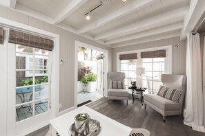 尊贵套房, 1 张特大床和 1 张沙发床, 露台, 花园 (Room 16) | 起居区 | 平板电视