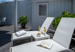 Premier-sviitti, 1 suuri parisänky ja vuodesohva, patio, puutarha-alue (Room 16) | Terassi/patio