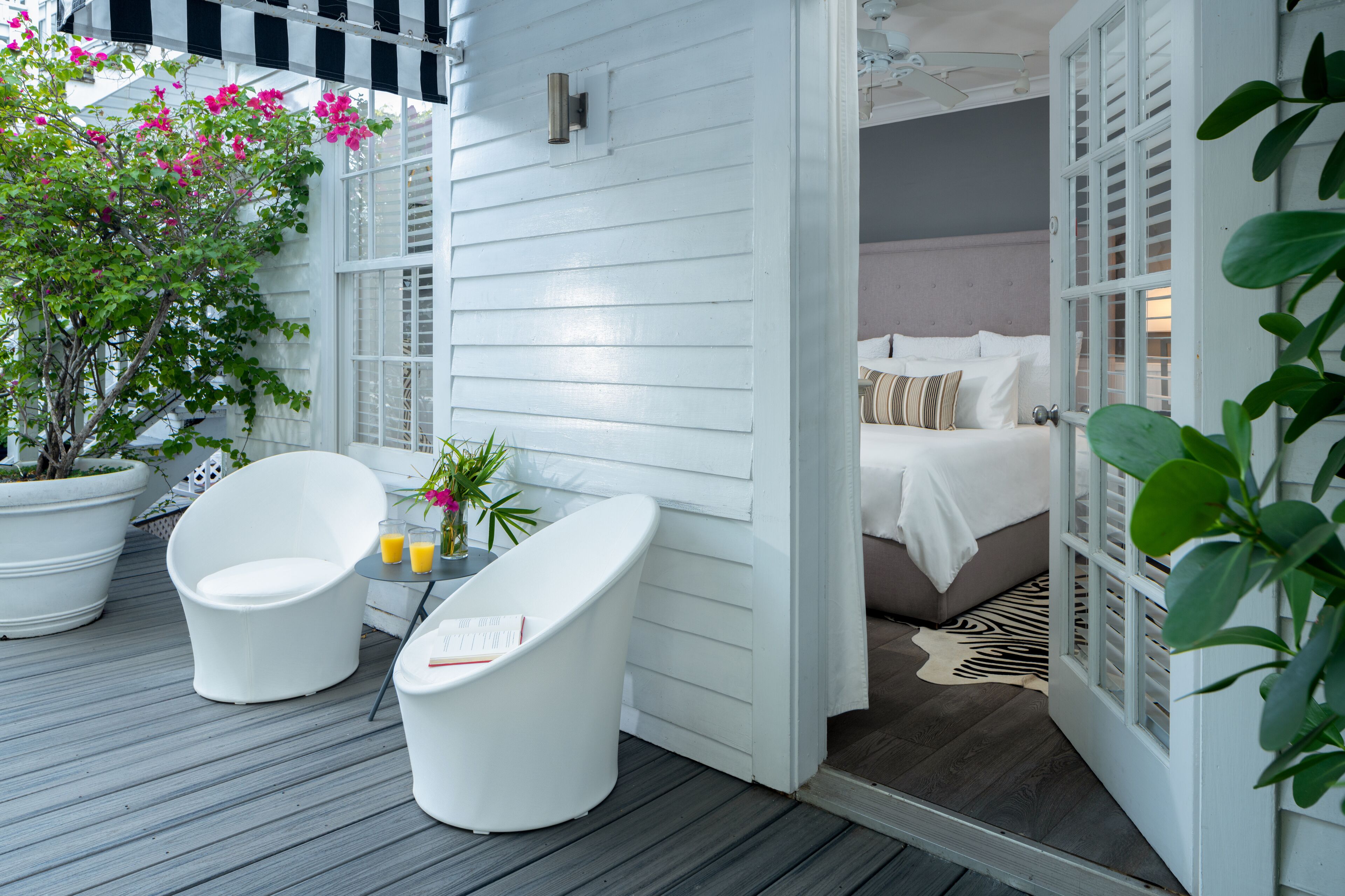 Chambre Supérieure, 1 très grand lit, réfrigérateur et four à micro-ondes (Room 13) | Terrasse/Patio