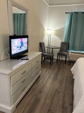 Premium bedding, individually decorated, iron/ironing board, free WiFi - Deluxe 6 Inn & Suites (Los Fresnos)