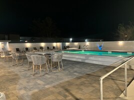 Una piscina al aire libre