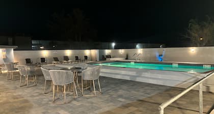 Deluxe 6 Inn & Suites
