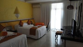 Cortinas blackout y tabla de planchar con plancha