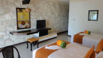 Habitación superior | Cortinas blackout y tabla de planchar con plancha