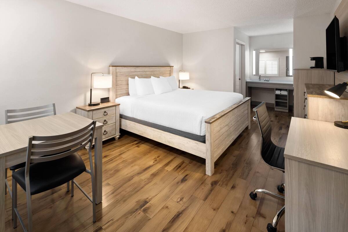 Room, 1 King Bed, Accessible, Non Smoking (Mobility/hearing, Roll-in Shower) | Premium bedding, in-room safe, desk, iron/ironing board