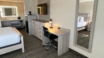 高級寝具、セーフティボックス (室内)、デスク、アイロン / アイロン台
