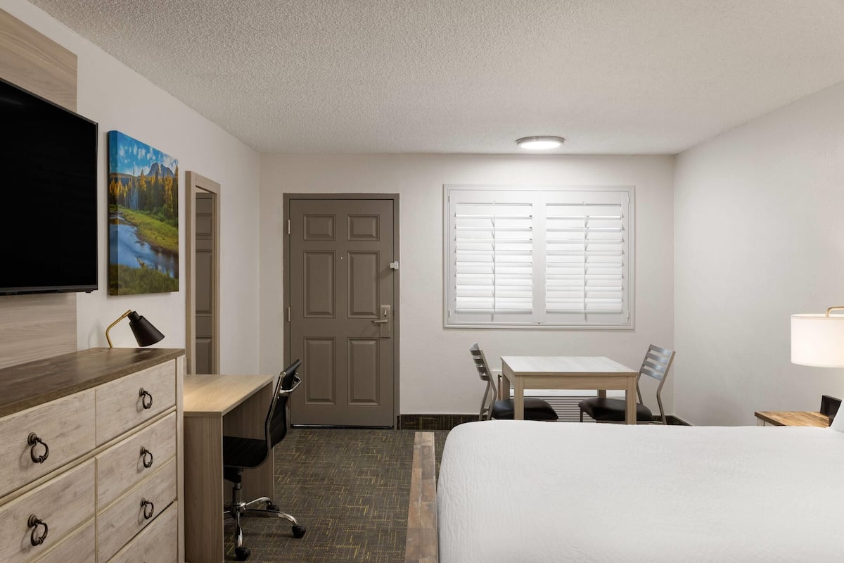 Room, 1 Queen Bed, Non Smoking | Premium bedding, in-room safe, desk, iron/ironing board