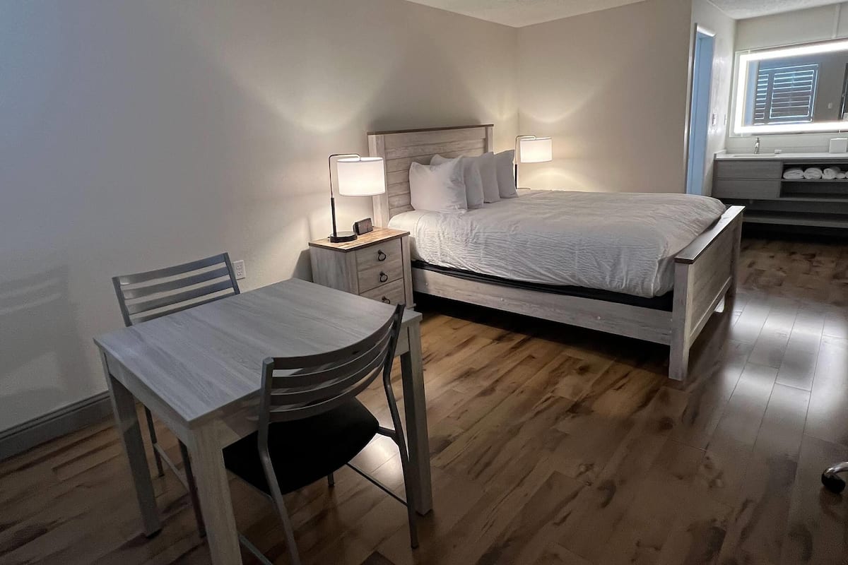 Suite, 1 Queen Bed, Non Smoking | Premium bedding, in-room safe, desk, iron/ironing board